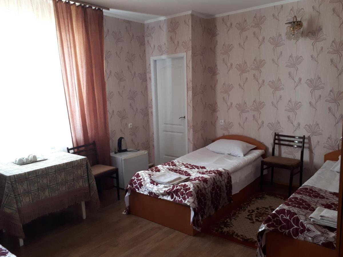 Hotel Gostynnyi Dvir Sharhorod Extérieur photo